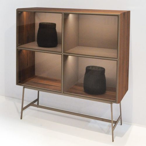 Moderne Vitrine - S100|S200 - YOMEI - mit hohen Beinen / Glas / Nussbaum