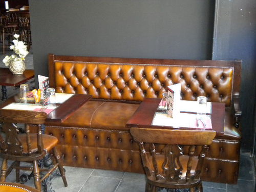 Chesterfield-Bistrobank - Bespoke  - Kingsgate Furniture ltd - Leder / Massivholz / für Gewerbegebrauch