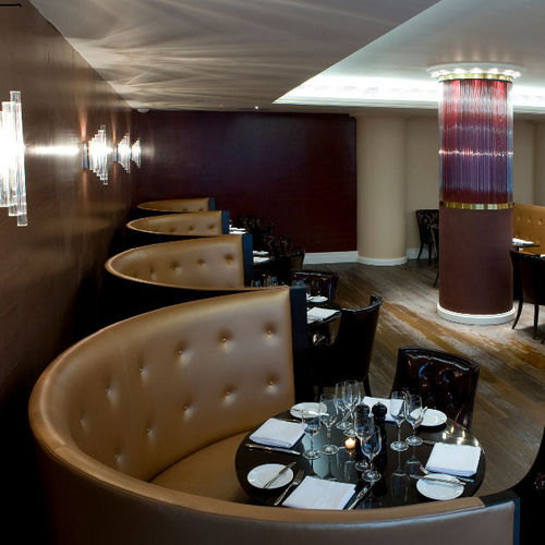 Klassische Bistrobank - Bespoke  - Kingsgate Furniture ltd - Leder / Massivholz / für Gewerbegebrauch