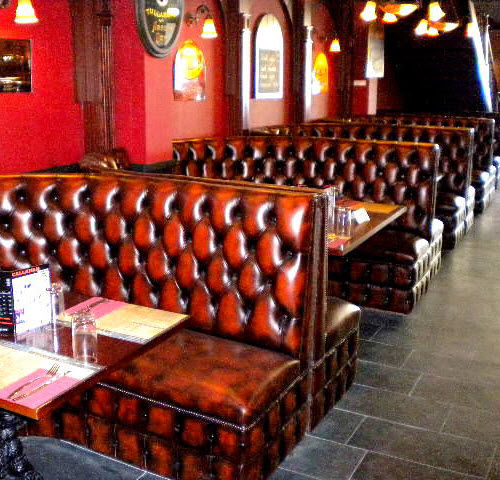 Chesterfield-Bistrobank - Bespoke Curved - Kingsgate Furniture ltd - Leder / Massivholz / für Gewerbegebrauch