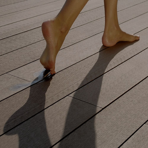 Terrassendiele / Verbundmaterial aus Holz - QUALITA 020E - GEOLAM - wasserfest / Holzoptik / für Gewerbegebrauch