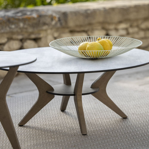 Moderner Couchtisch - SELVA - LES JARDINS - HPL / Gestell aus Teakholz / rund
