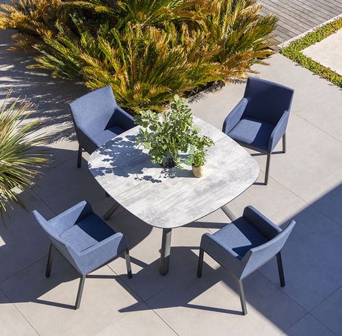 Moderner Tisch - SAGAMORE  - LES JARDINS - HPL / Wachsbeton / Gestell aus Aluminium