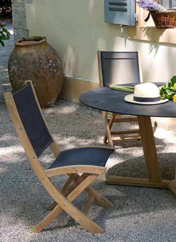 Moderner Gartenstuhl - TEKURA - LES JARDINS - Nussbaum / klappbar / für Privatgebrauch