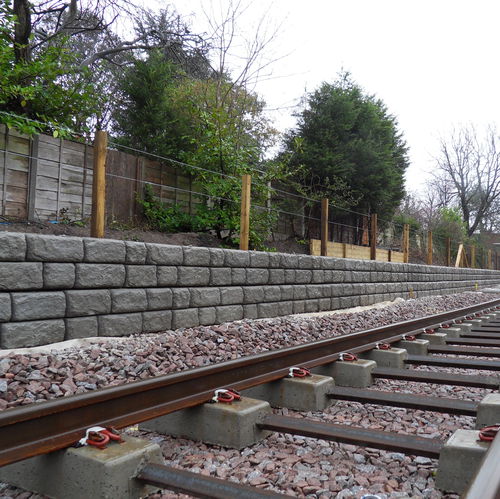 Beton-Stützmauer - REDI-ROCK™ - CPM Group Ltd  - modular / für Eisenbahnlinien / in Steinoptik