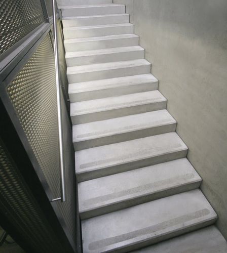 Gerade Treppe - EBAWE Anlagentechnik GmbH  - halbgewendelt / Betonstufen / mit Betonstruktur