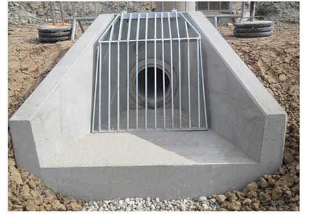 Stahlbeton-Stirnmauer - F P McCann Ltd  - Fertig