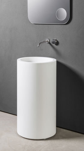 Bodenstehendes Waschbecken - TOWER: CUP - MAKRO - Corian® / rund / modern