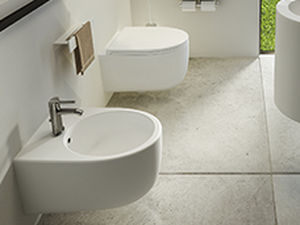 Wandhängendes WC - WTONDO - MOMA DESIGN - Keramik / mit eingebauter Spülung / für Privatgebrauch