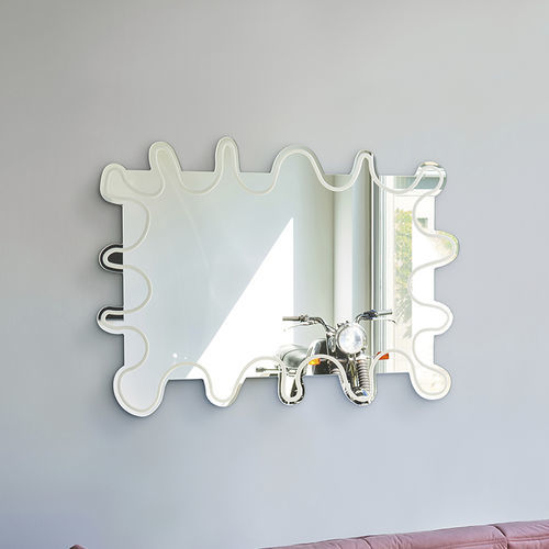 Wandmontierter Spiegel - Wiggle - DEKNUDT MIRRORS  - modern / weiß / vertikal