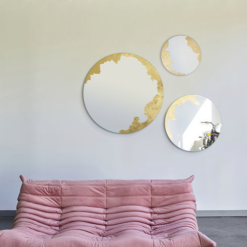 Wandmontierter Spiegel - Ornato M - DEKNUDT MIRRORS  - modern / rund / gold
