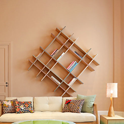 Wandmontiertes Regal - CRISS-CROSS - NADA DEBS - modern / Natureiche / mehrfarbig