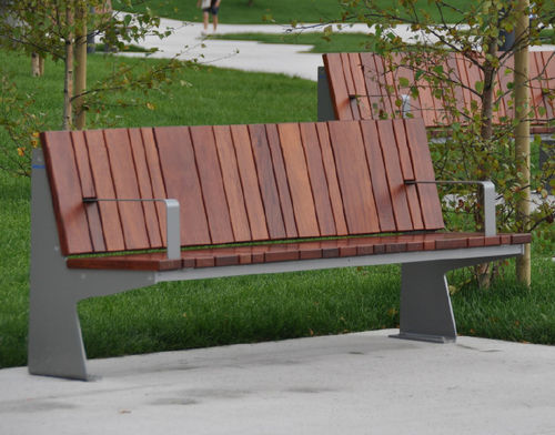 Moderne Bank für den öffentlichen Raum - WALL-Y - Urbes 21 - Holz / Stahl / mit Rückenlehne