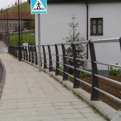 Gusseisengeländer - BLEND - Urbes 21 - mit Stangen / Lochblech / für Außenbereich