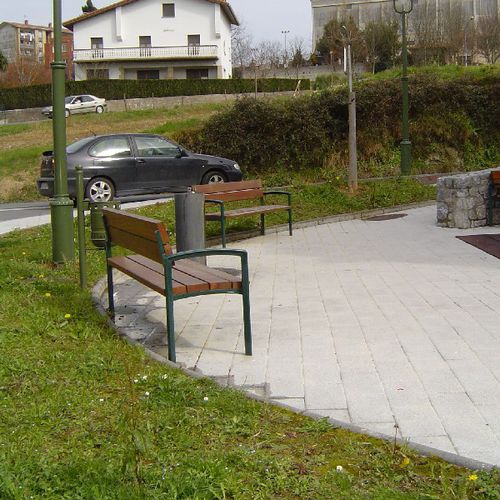 Moderne Bank für den öffentlichen Raum - BRISA - Urbes 21 - Holz / Gusseisen / mit Rückenlehne