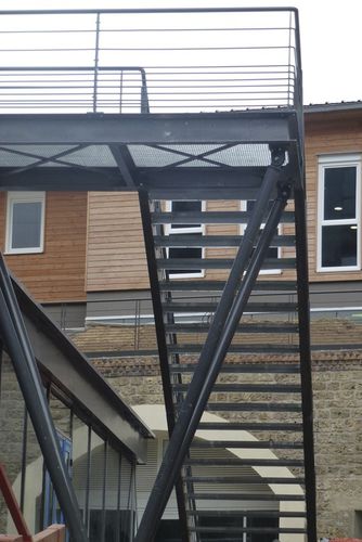 Gerade Treppe - ALSOLU  - Metallstufen / mit Metallstruktur / für Außenbereich