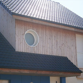 Fassadenverkleidung aus Lamellen - GIPEN - Holz / gestrichen / vertikal