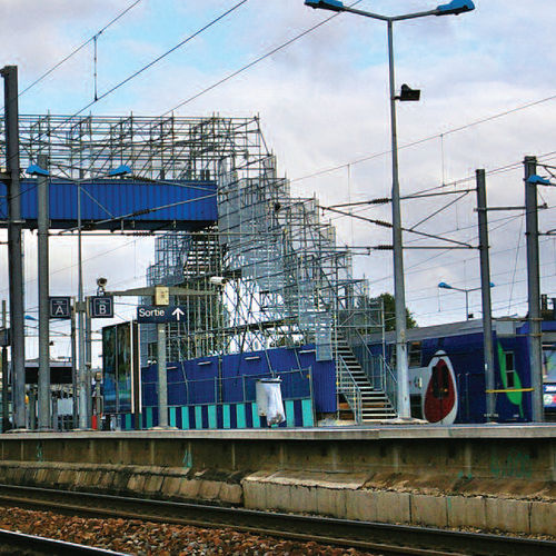 Gerade Treppe - MILLS  - Metallstufen / mit Metallstruktur / für Außenbereich