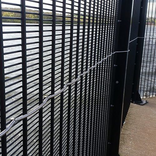 Gitterrostzaun - HiSec SR2 (B3) - ZAUN FENCING  - Stahl / grau / grün
