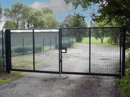 Einflügeliges Tor - 358  - ZAUN FENCING  - Stahl / Maschendraht / Platten