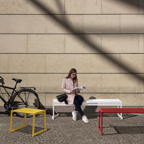 Moderne Bank für den öffentlichen Raum - 026 - URBANTIME - galvanisiertem Stahl / ohne Rückenlehne / ohne Armlehnen