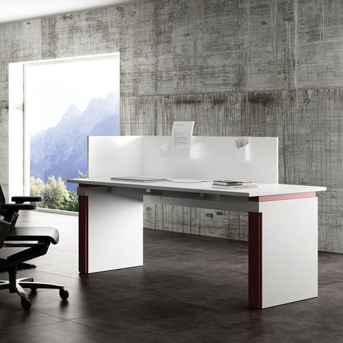Bodenstehender Schreibtisch - UP - FAMO - modern / Holz / gerade