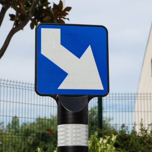 Bodenstehendes Verkehrsschild - BALIZA D150  - Sabacaucho