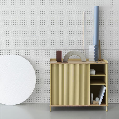 Modernes Sideboard - ENFOLD - Muuto - Eiche / lackierter Stahl / mit Schiebetür