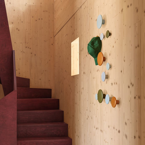Wandmontierter Garderobenständer - THE DOTS - Muuto - modern / klassisch / Holz