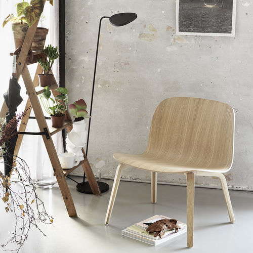 Moderner Kaminsessel - VISU - Muuto - Stoff / Leder / Eiche