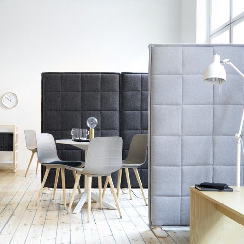 Tisch-Bürotrennwand - STITCH - ABSTRACTA - bodenstehend / Stoff / Esche