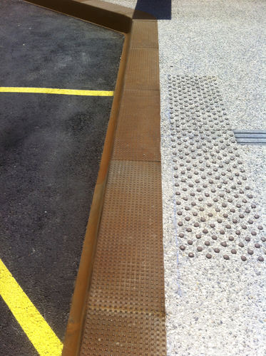 COR-TEN®-Stahl-Randstein - EDGING QUAI BUS - FREPAT URBAN EQUIPMENT - Stahlbeton / für Bushaltestellen / rechteckig