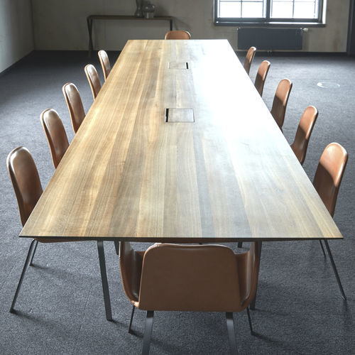 Moderner Besprechungstisch - LAX XXL - more - Holzfurnier / Massivholz / Gestell aus heißlackiertem Stahl