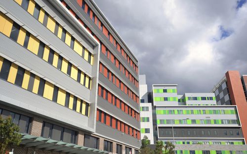 Paneel-Fassadenverkleidung - ROYAL NORTH SHORE HOSPITAL - Vitragroup - Faserzement / gerillt