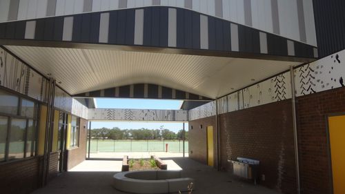 Paneel-Fassadenverkleidung - BYFORD HIGH SCHOOL - Vitragroup - Faserzement / glatt