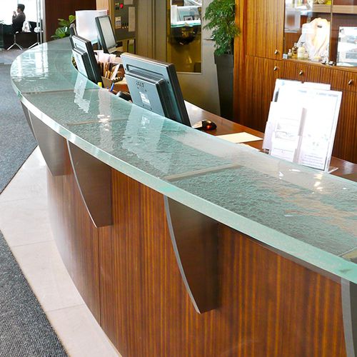 Halbrunde Empfangstheke - TRANSACTION - ThinkGlass - Glas / für Hotels / für Bar