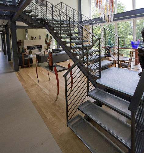 Treppe / abgewinkelte Spindeltreppe - ThinkGlass - Glasstufen / mit Metallstruktur / modern