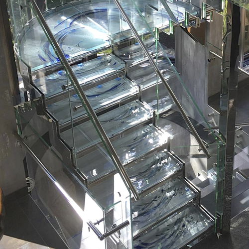 Gerade Treppe - . - ThinkGlass - halbgewendelt / Glasstufen / mit Metallstruktur