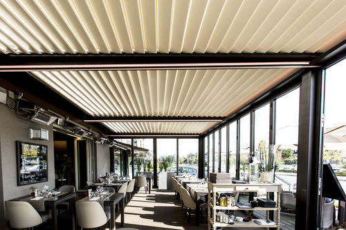 Angebaute Pergola - SOLISYSTEME - Aluminium / mit orientierbaren Lamellen / maßgefertigt