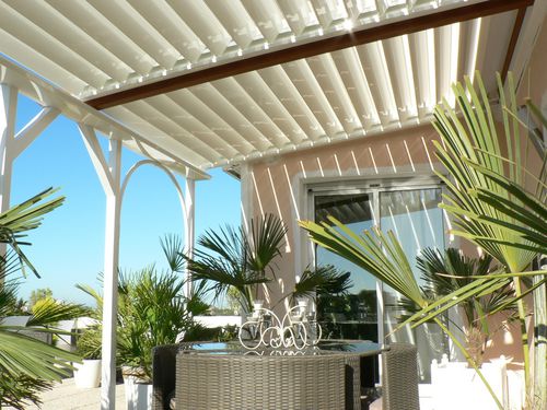 Angebaute Pergola - SOLISYSTEME - Aluminium / mit orientierbaren