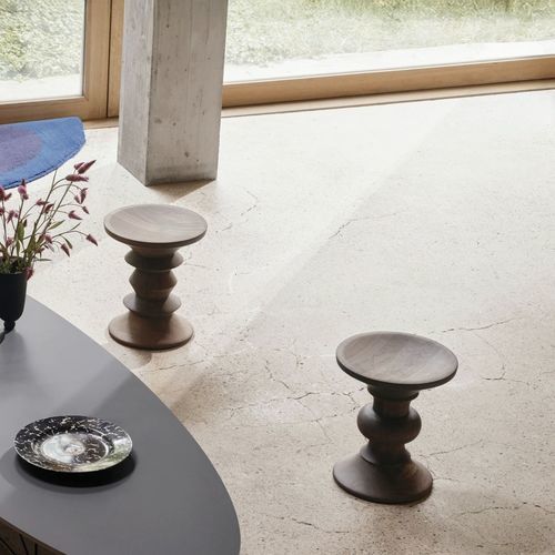 Klassischer Hocker - vitra - Nussbaum / Gestell aus Nussbaum / mit Mittelfuß