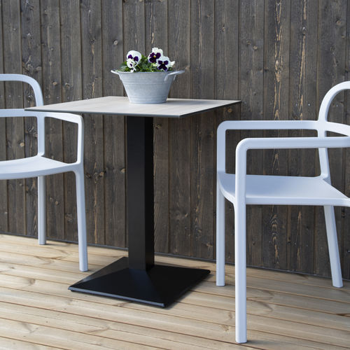 Moderner Bistrotisch - TERDE - Selka Oy - Laminat / Eiche / Gestell aus Gusseisen