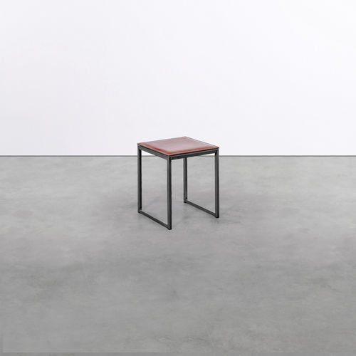 Moderner Hocker - on_02 - Silvio Rohrmoser - Leder / Gestell aus Stahl / mit Kufengestell
