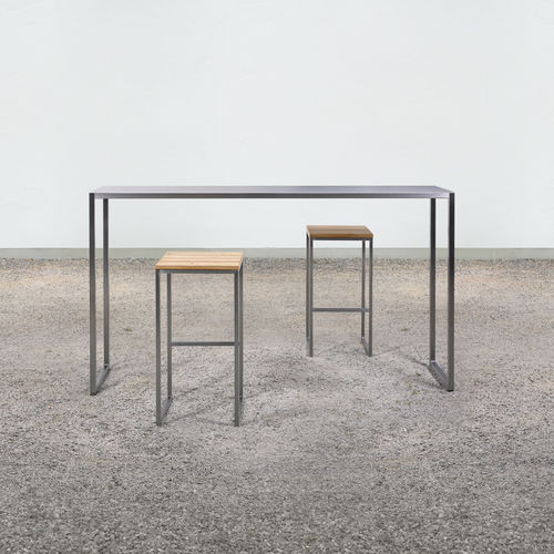 Moderner Stehtisch - at_07 - Silvio Rohrmoser - anodisiertes Aluminium / Gestell aus poliertem Edelstahl / rechteckig
