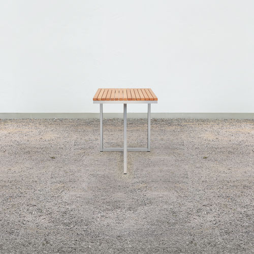 Moderner Tisch - at_17 - Silvio Rohrmoser - Massivholz / Lärche / Gestell aus poliertem Edelstahl