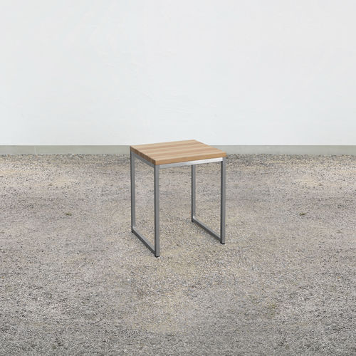 Moderner Hocker - on_18 - Silvio Rohrmoser - Massivholz / Lärche / Gestell aus poliertem Edelstahl