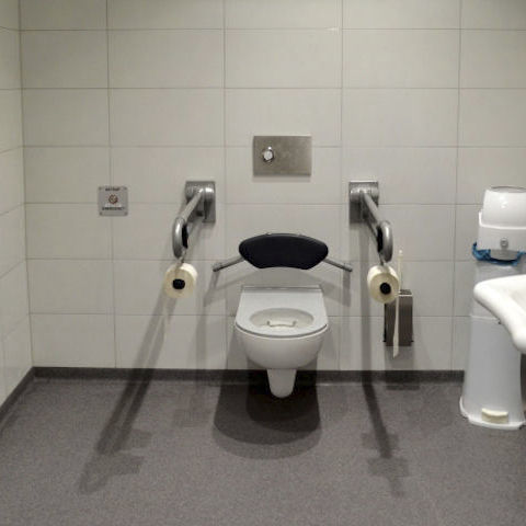 WC in Wandnähe - HERING Sanikonzept GmbH - Keramik / für öffentliche Sanitäreinrichtungen / rund