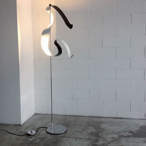 Stehleuchte - CURVE - Knikerboker - Aluminium / Stahl / originelles Design