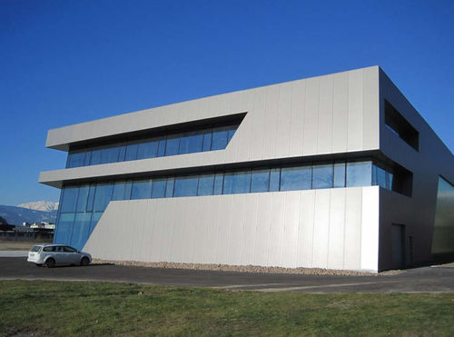 Paneel-Fassadenverkleidung - FRIEL HANGAR - Stahlbau Pichler - Metall / glatt