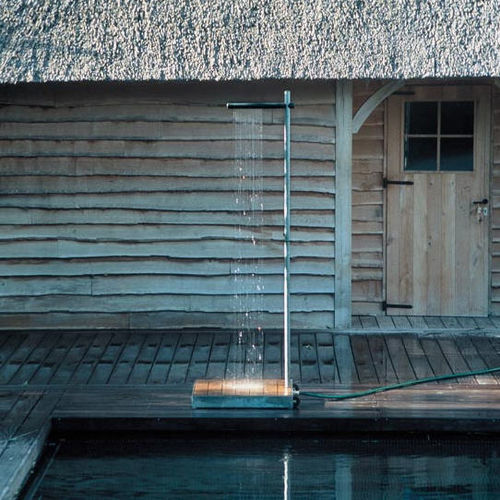 Außendusche für Pool - CASCADE - TRADEWINDS atelier - galvanisiertem Stahl / Holz / Nylon
